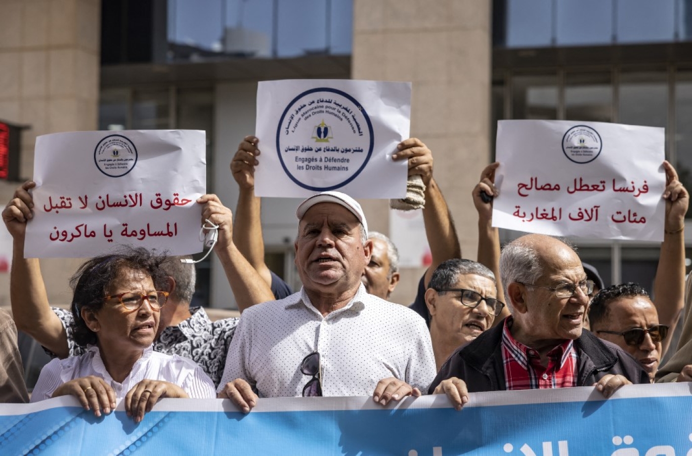 Des militants pour la défense des droits de l’homme manifestent devant les bureaux de l’Union européenne contre la restriction des visas imposée par la France, le 4 octobre 2022 à Rabat (AFP/Fadel Senna)