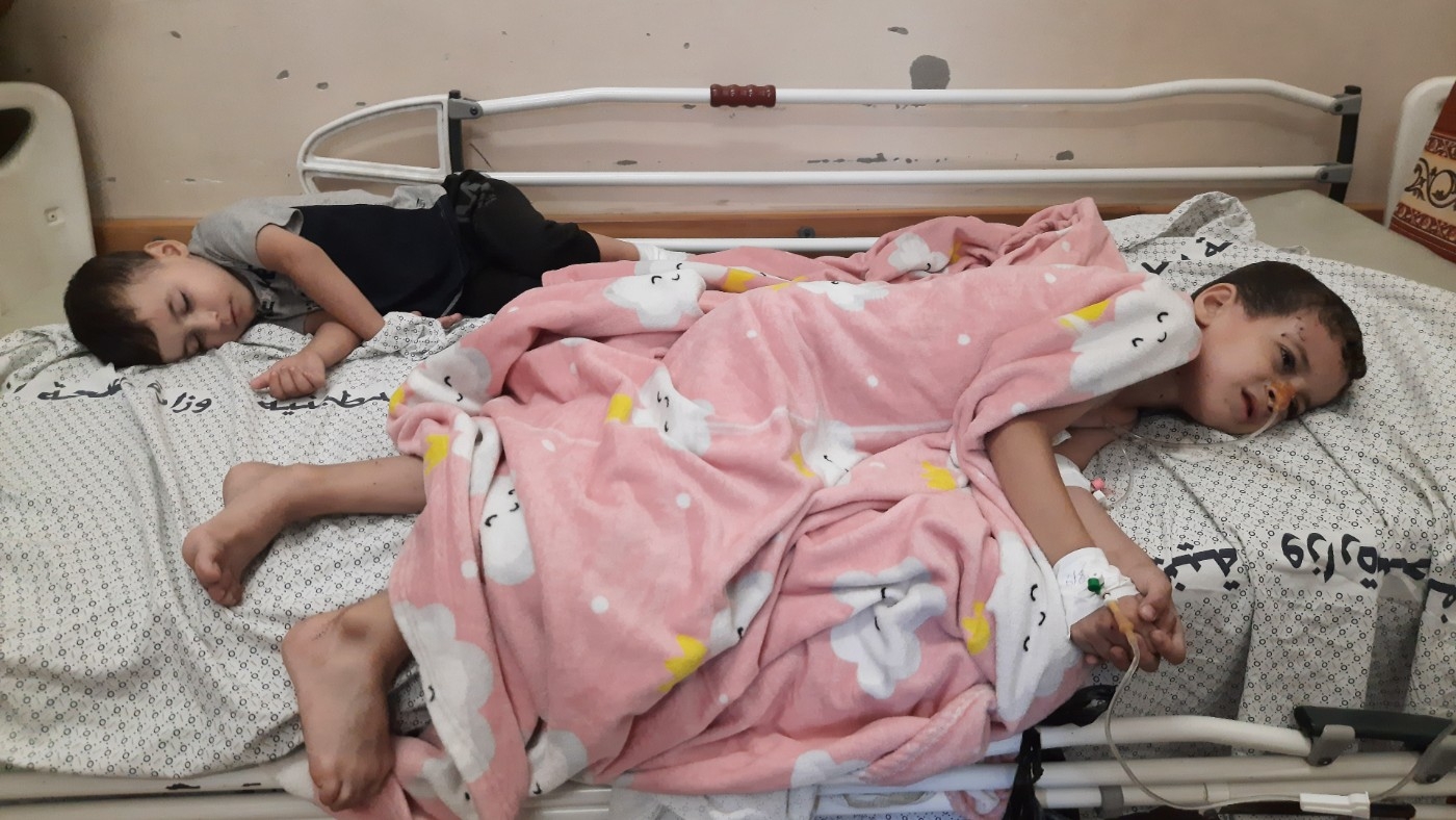 Osama and Ahmed, two children injured by Israel's assault on Gaza, at al-Shifa hospital, 7 August 2022 (MEE/Ahmed al-Sammak)