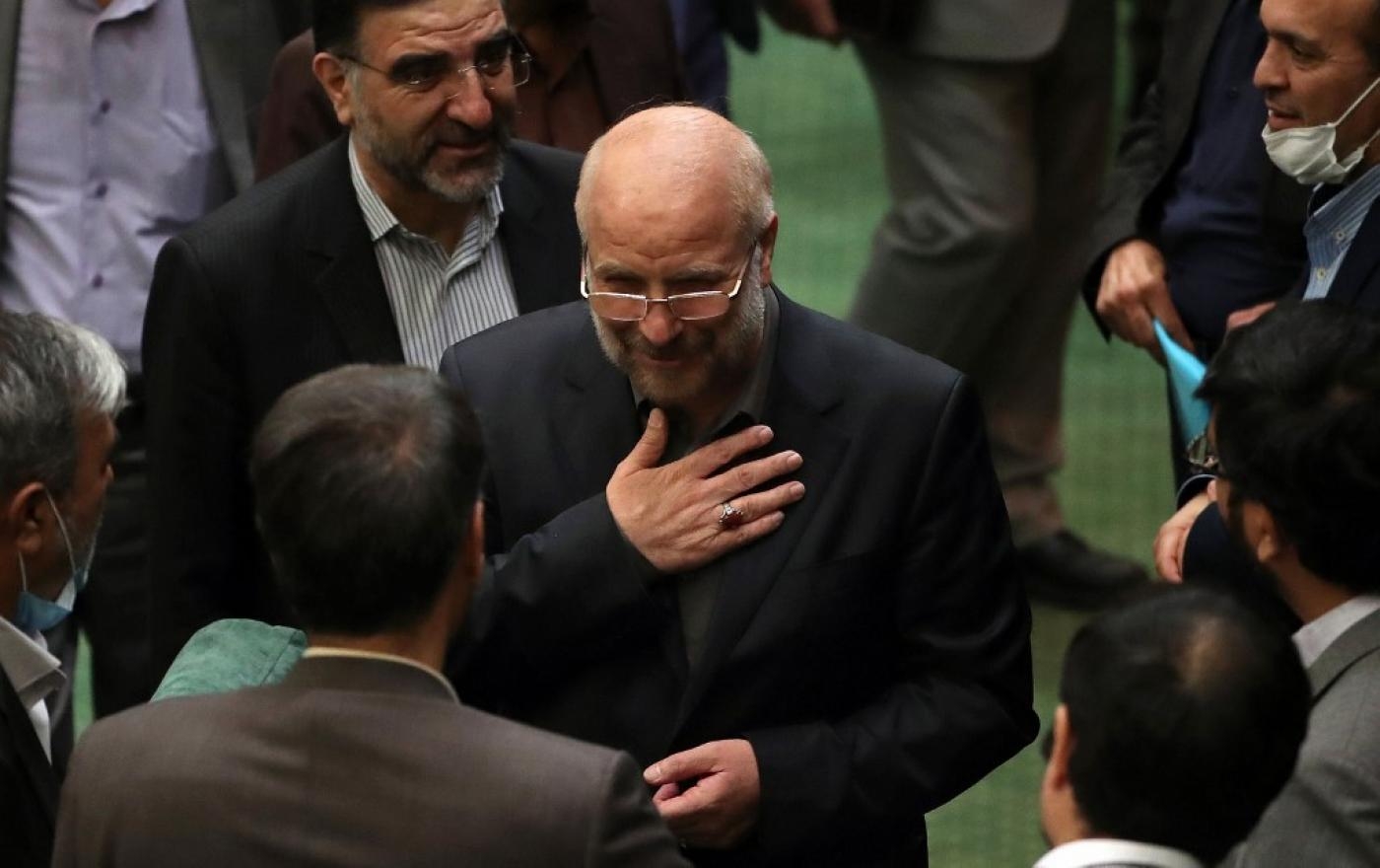 Mohammad Bagher Ghalibaf est entouré de députés après son élection en tant que président du Parlement, le 28 mai à Téhéran (AFP)