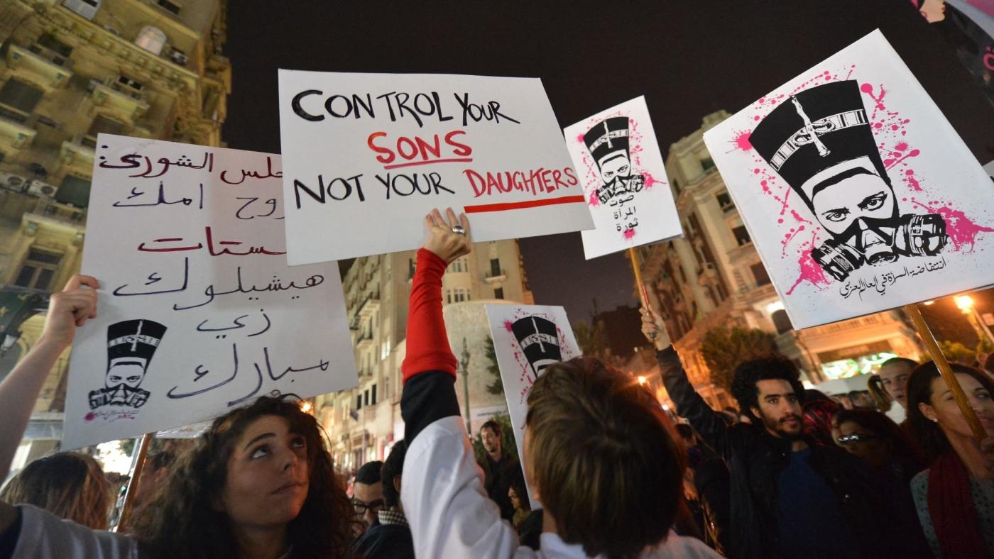 Selon des activistes, les représentations médiatiques encouragent le harcèlement des femmes (AFP/Khaled Desouki)
