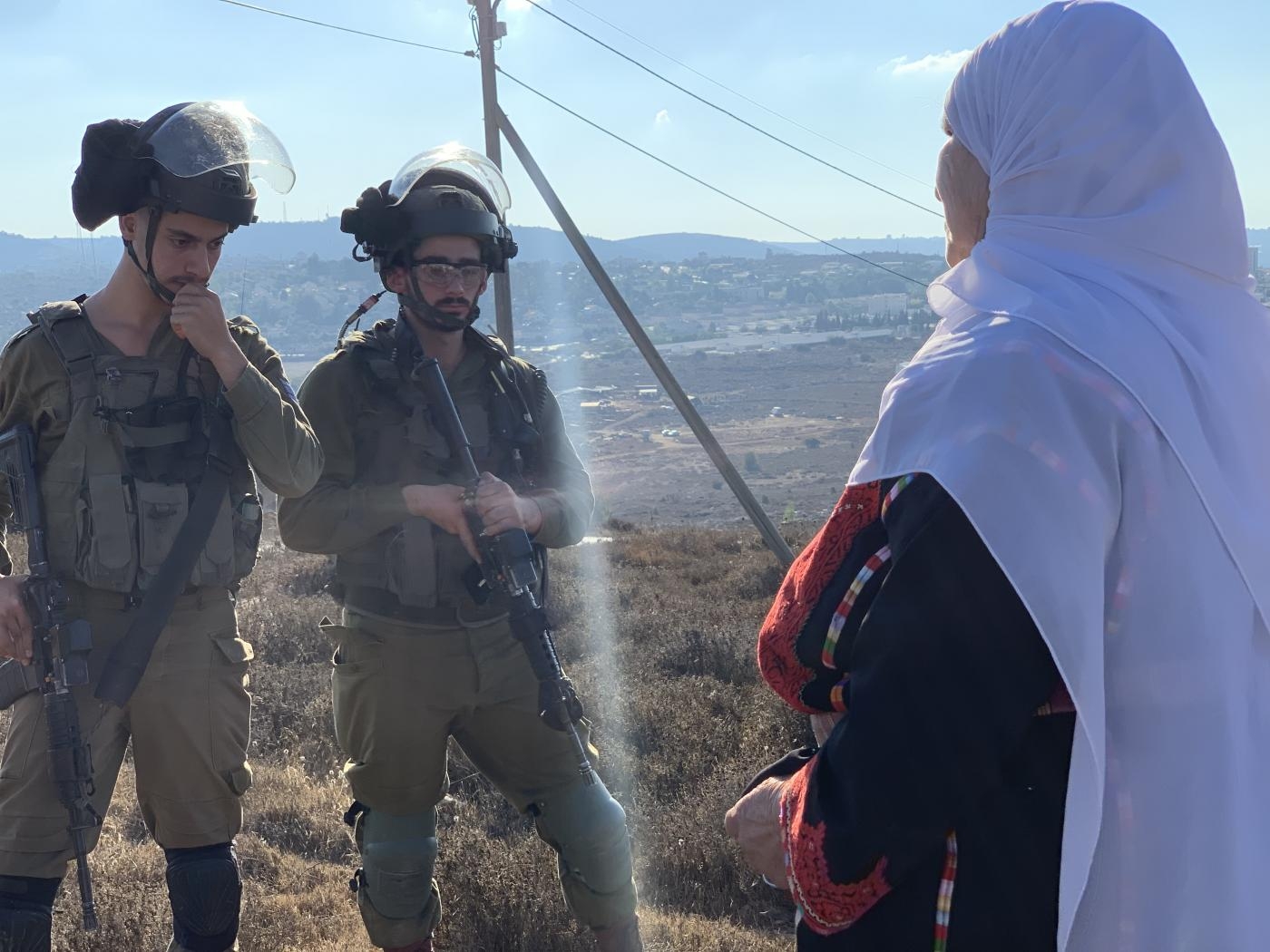 Mariam Hassan Hammad (80 ans) est bloquée par des soldats israéliens qui l’empêchent d’accéder à sa terre dans la région de Thahr al-Mazare, au nord-est de Ramallah en Cisjordanie occupée, le 18 septembre (MEE/Shatha Hammad)