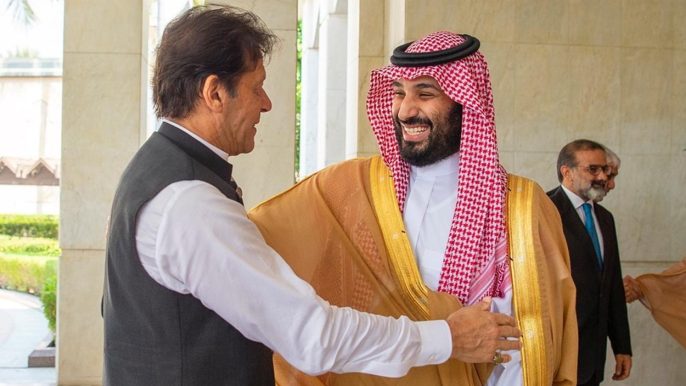 Pakistan's Prime Minister Imran Khan is welcomed by Saudi Arabia's Crown Prince Mohammed bin Salman in Jeddah, Saudi Arabia on 19 September 2019 (Reuters)