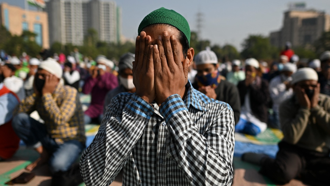 Des fidèles musulmans effectuent la prière du vendredi en plein air à Gurgaon, dans la banlieue de New Delhi, le 17 décembre 2021 (AFP)
