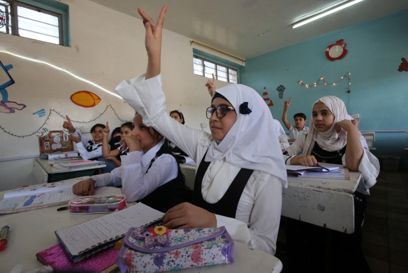 Les militantes féministes exigent du ministère de l’Éducation d’adopter une position claire et publique sur l’obligation faite aux jeunes élèves de porter le voile à l’école dans certaines établissements (AFP/Ahmad al-Rubaye)