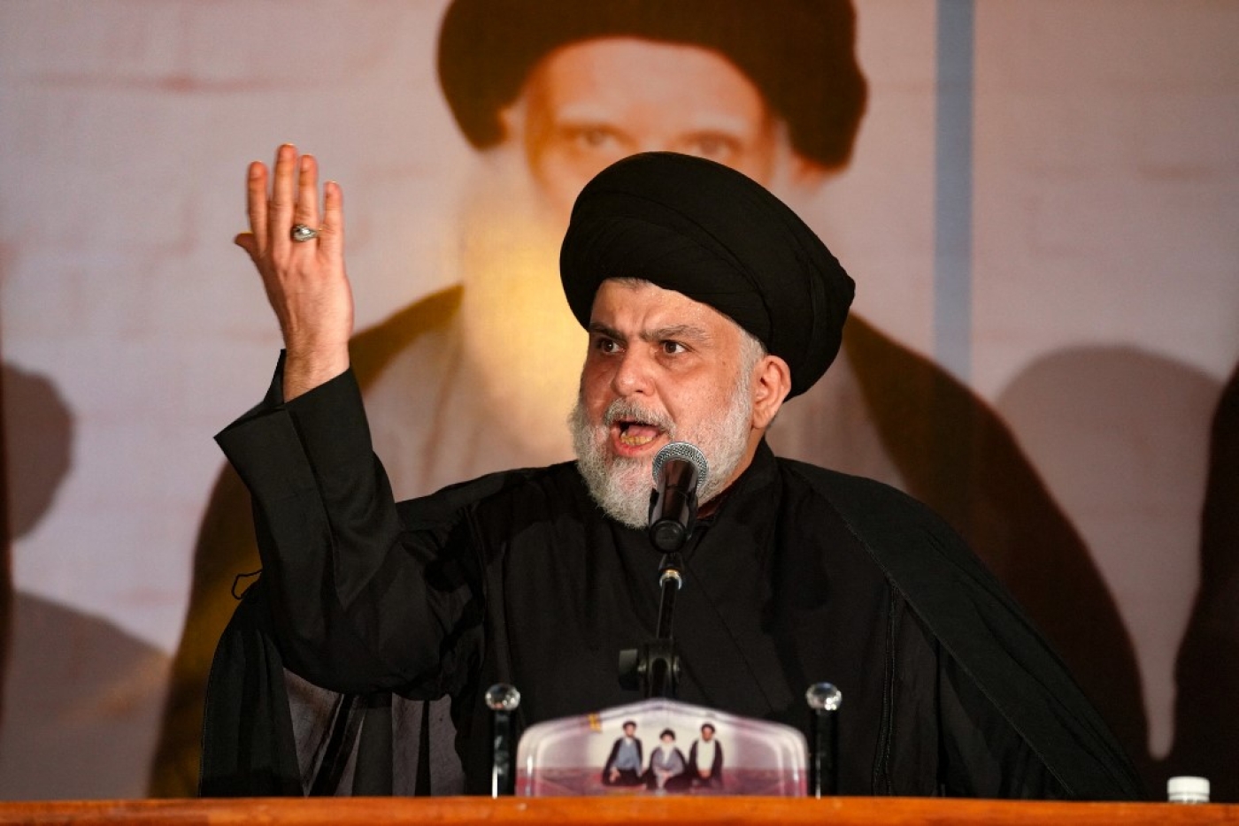 Moqtada Sadr donnant un discours à Nadjaf, le 3 juin 2022 lors d’une cérémonie marquant l’anniversaire de la mort de son père le grand ayatollah Mohammed Sadeq Sadr (AFP/Qassem al-Kaabi)