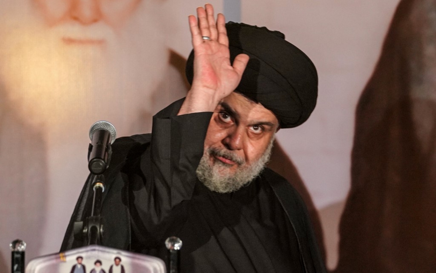 Depuis des semaines, Moqtada Sadr réclamait la dissolution du Parlement et de nouvelles législatives anticipées pour tenter de dénouer la crise (AFP/Qassem al-Kaabi)