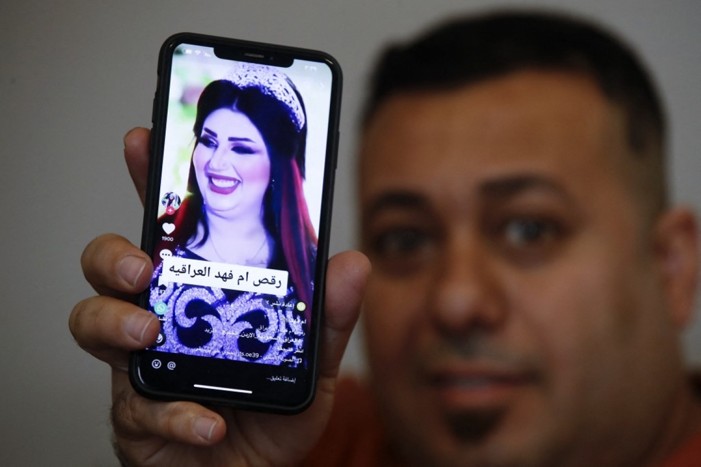 Un Irakien montre un post de la célèbre TikTokeuse Om Fahad qui a été emprisonnée par les autorités (AFP/Ahmed al-Rubaye) 