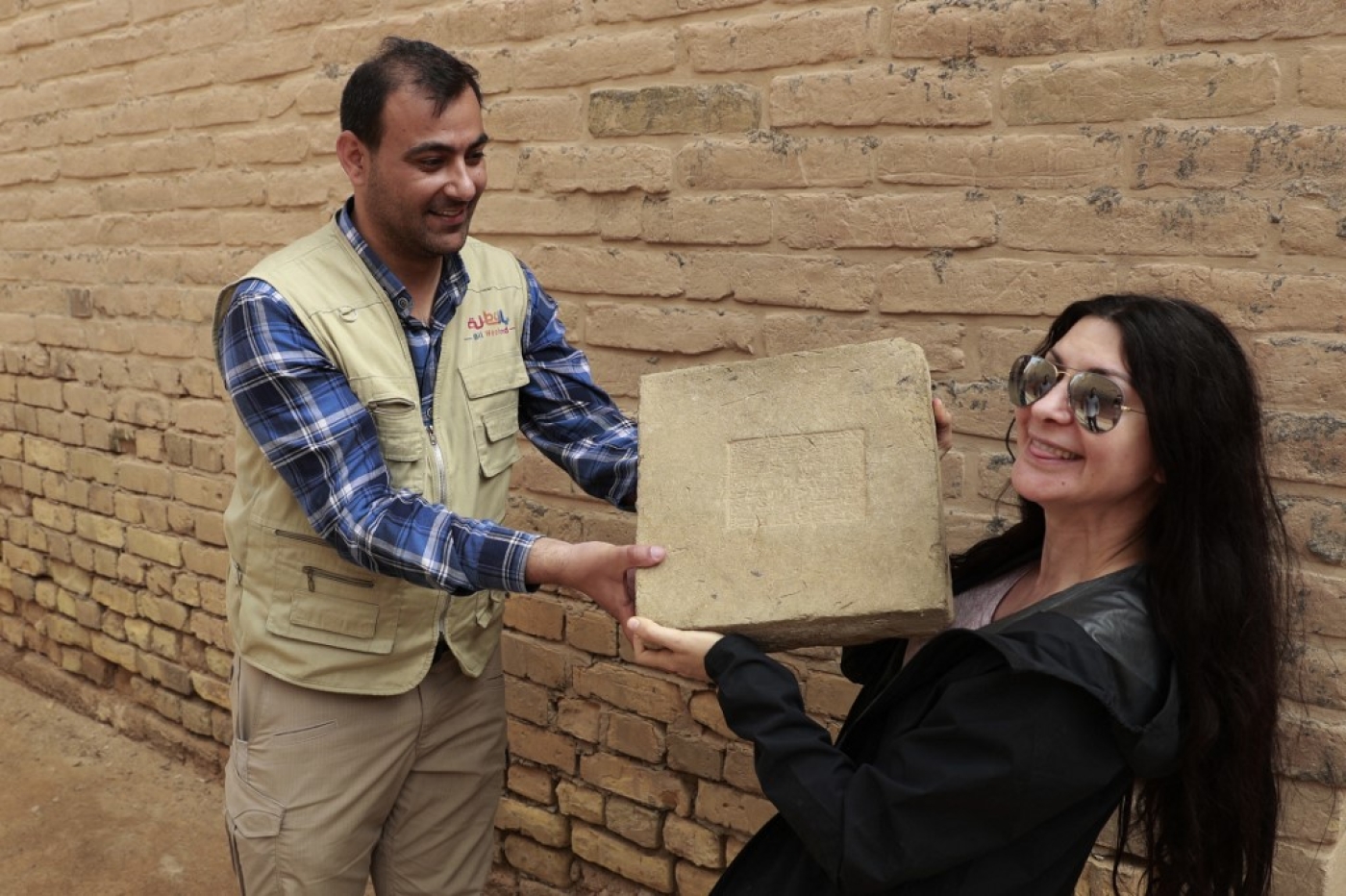 Une touriste étrangère visite l’ancienne ville de Babylone, à 100 km au sud de Bagdad, le 7 mars 2022 (AFP/Ahmad al-Rubaye)