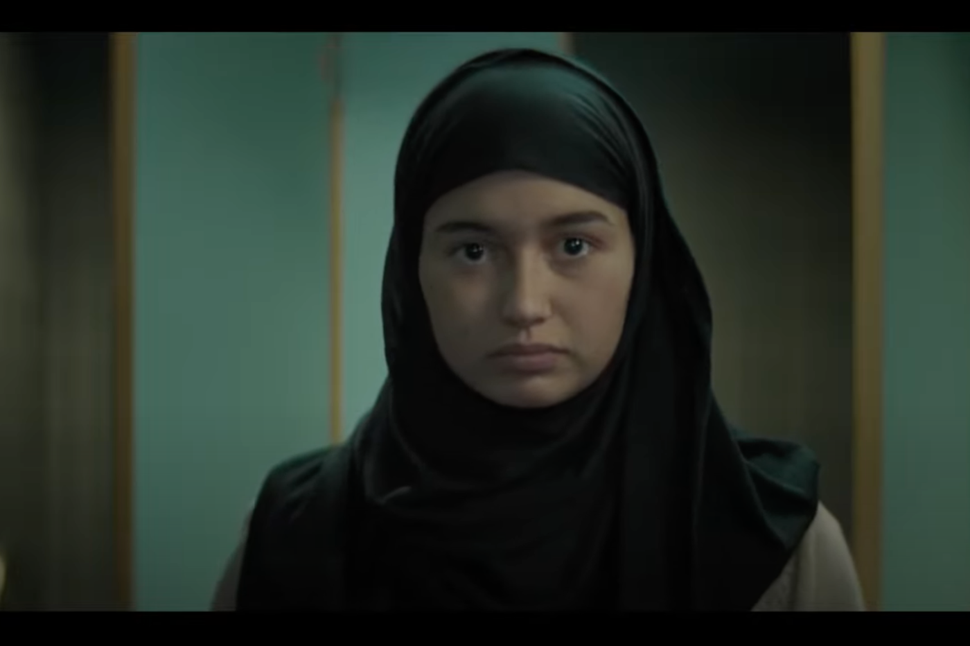 Nawelle Evad, l’actrice française – née de mère algérienne – joue l’adolescente iranienne héroïne du court-métrage (capture d’écran)