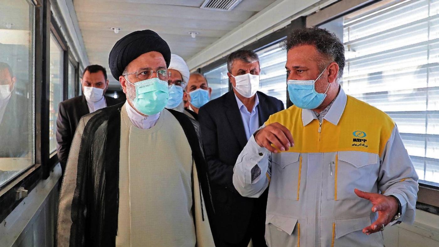 Le président iranien Ebrahim Raïssi (à gauche) en visite dans la centrale nucléaire de Bouchehr, au sud-est de la ville, le 8 octobre 2021 (AFP)