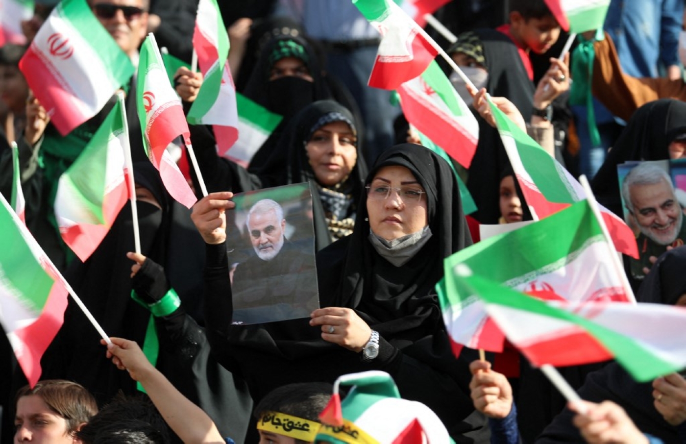 Une Iranienne brandit un portrait de Qasem Soleimani, commandant du corps des Gardiens de la révolution islamique, lors d’un rassemblement au stade Azadi de Téhéran, le 26 mai 2022 (AFP)