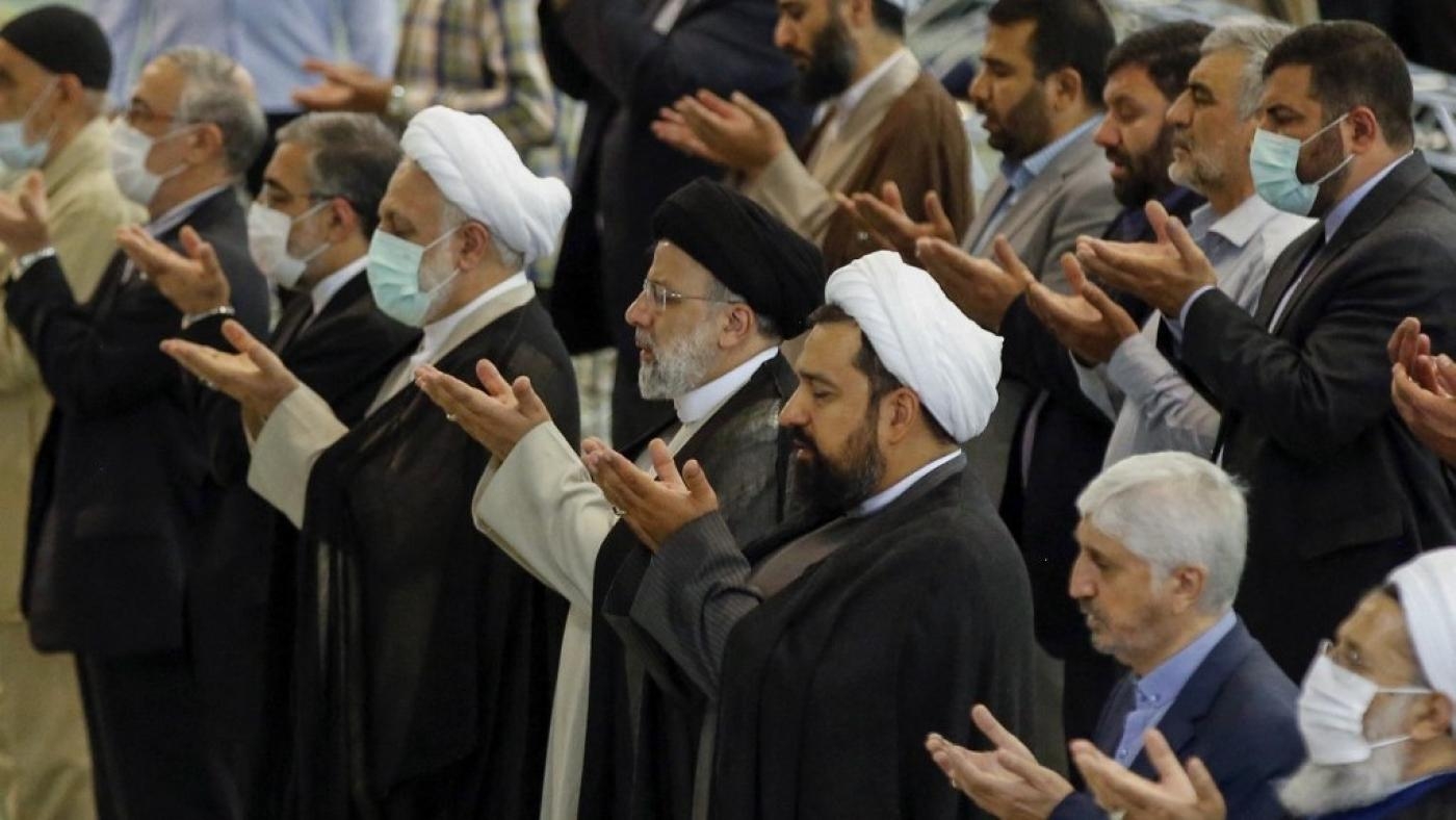 Le président iranien Ebrahim Raïssi (4e à droite) participe à une cérémonie de prière matinale pour l’Aïd al-Adha, à Téhéran, le 10 juillet 2022 (AFP)