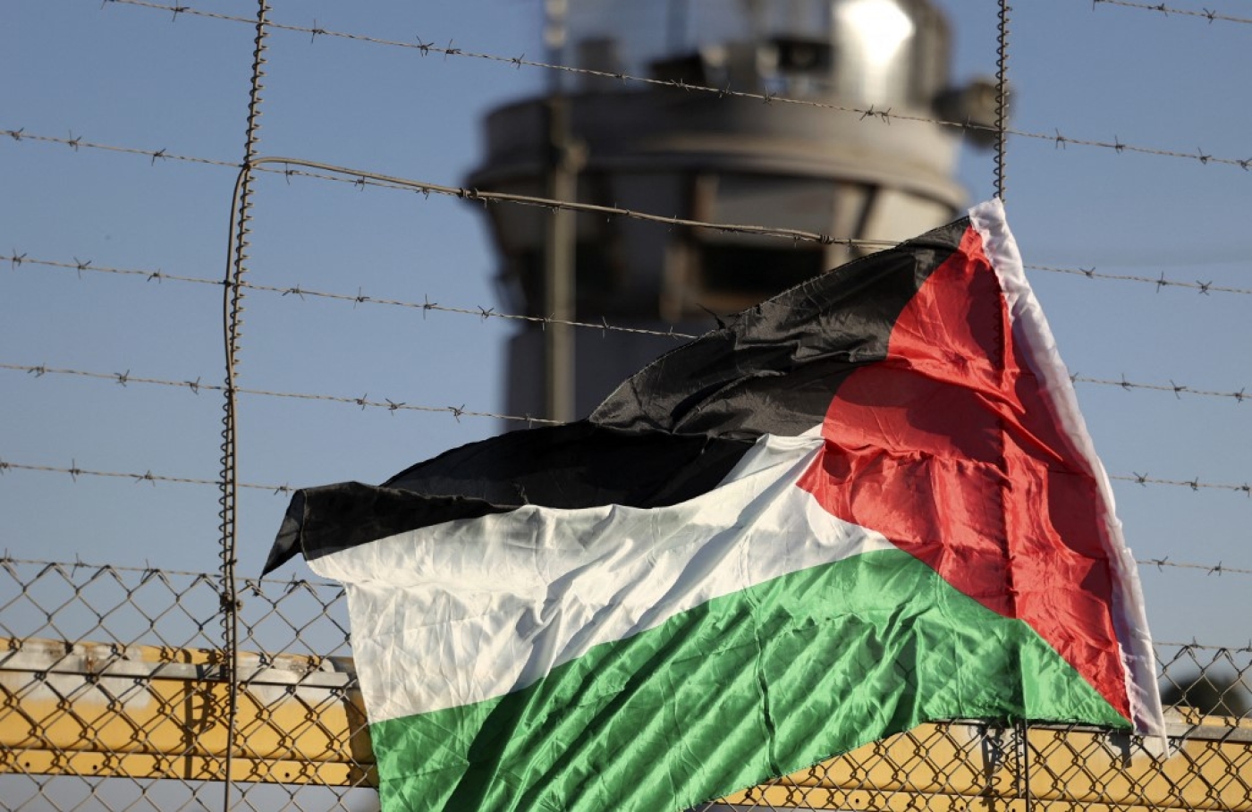 Un drapeau sur une barrière de la prison israélienne d’Ofer, le 12 juillet 2021 (AFP)