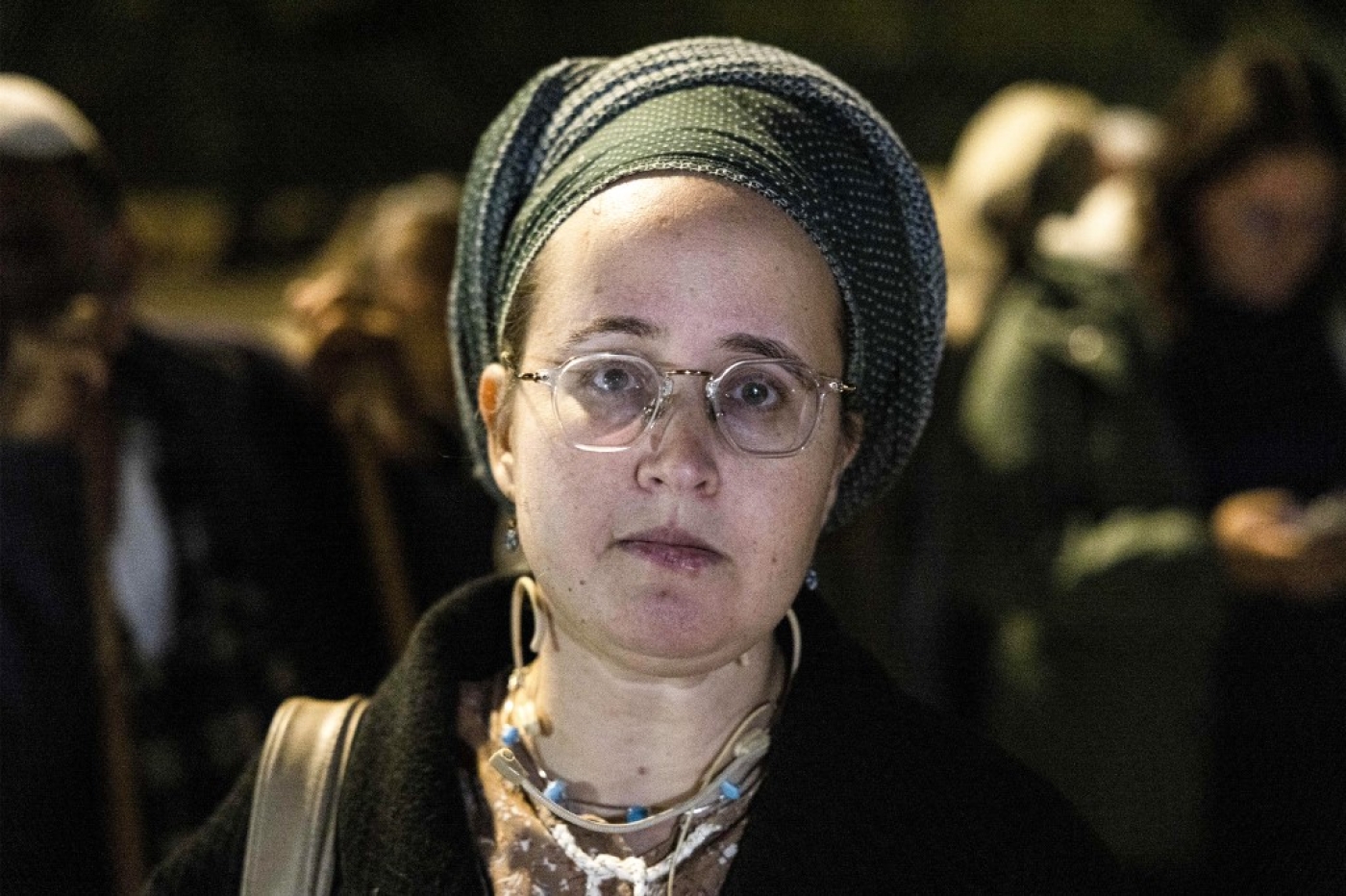 Nehama Teena, Juive orthodoxe religieuse, proteste avec ses partisans contre le rabbin Zvi Thau accusé de l’avoir violée, lors d’une manifestation devant le siège de la Knesset (parlement israélien) à Jérusalem, le 21 novembre 2022 (AFP/Menahem Kahana)