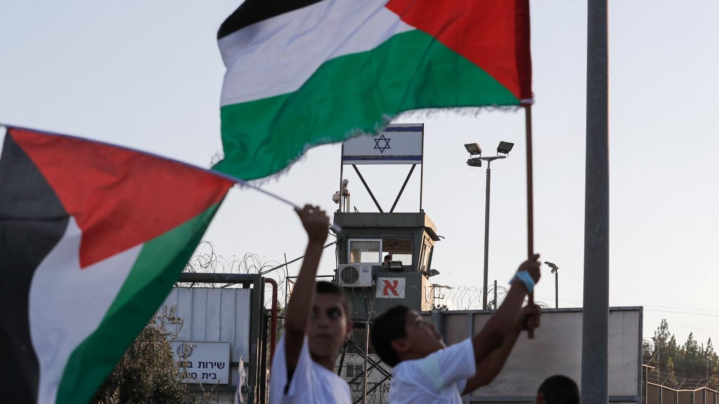 Un citoyen palestinien d’Israël manifeste contre l’arrestation de membres de sa communauté à Lod et dans d’autres villes, le 22 août 2021 (AFP)