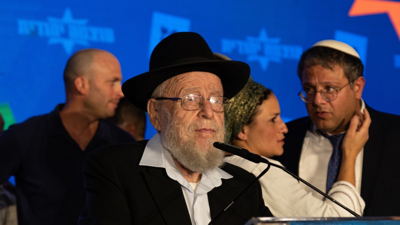 Le rabbin Dov Lior, chef spirituel du parti Force juive, participe aux célébrations après l’annonce des résultats des sondages à la sortie des urnes à l’occasion des récentes élections législatives, le 2 novembre 2022 à Jérusalem (Reuters)