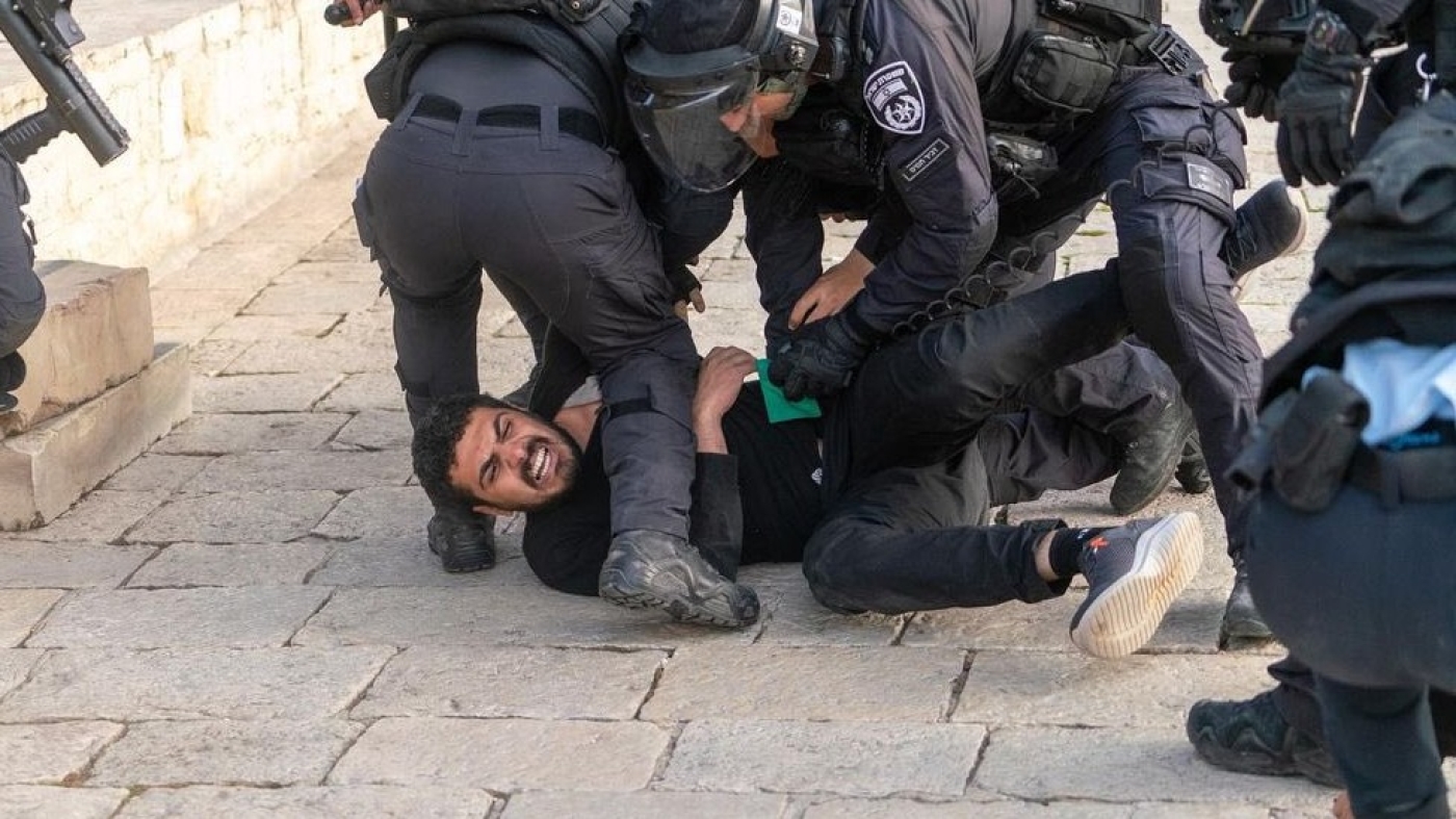 Un Palestinien est cloué au sol par les forces de sécurité israéliennes dans la cour de la mosquée al-Aqsa, le dimanche 17 avril 2022 (Mahmoud Moutan)