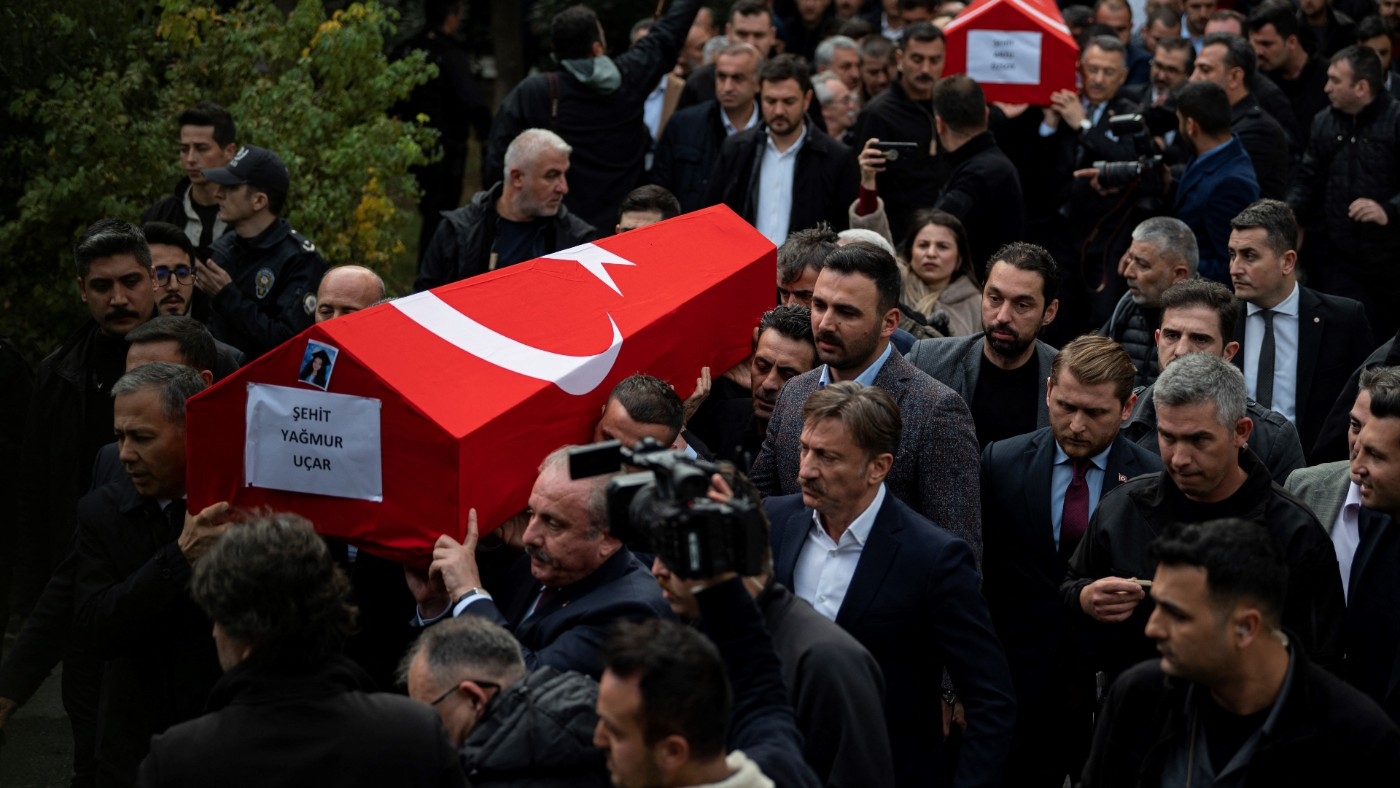 The coffins of Yagmur Ucar and Arzu Ozsoy are carried during funeral ceremonies following the Istanbul attack of 14 November 2022 (AFP)
