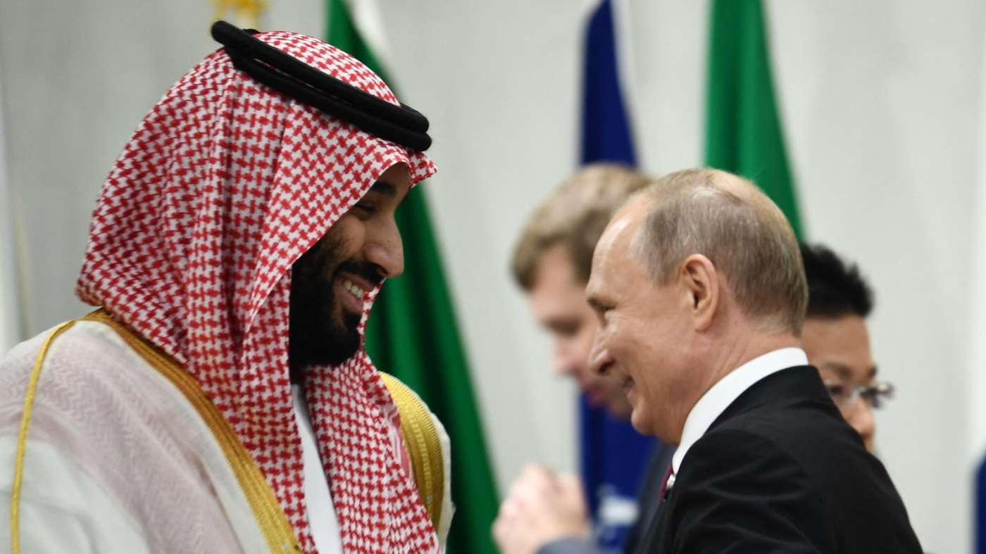 Le prince héritier d’Arabie saoudite Mohammed ben Salmane et le président russe Vladimir Poutine participent à une rencontre à l’occasion du sommet du G20 à Osaka, le 28 juin 2019 (AFP)