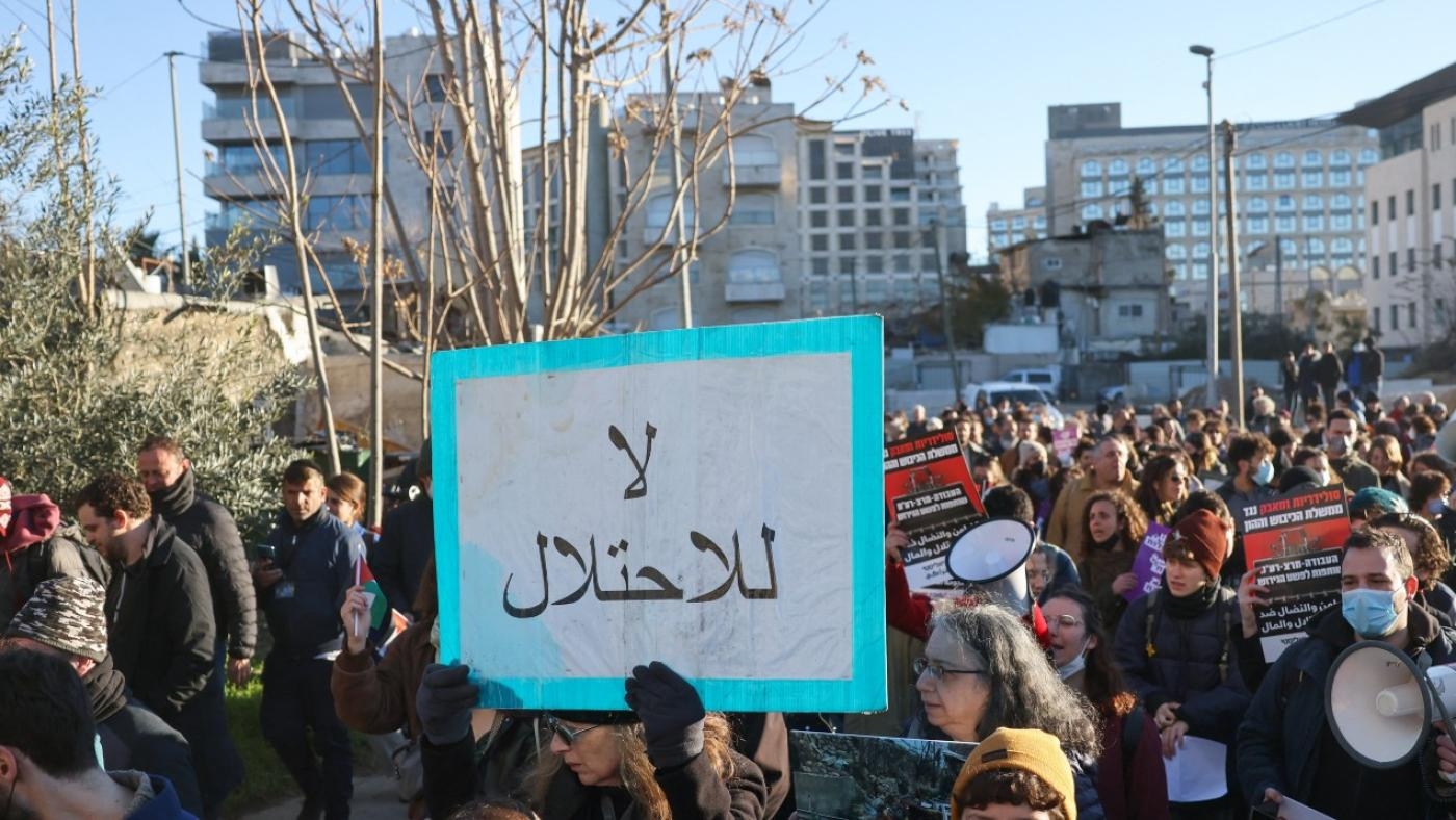 Des activistes palestiniens, israéliens et étrangers manifestent dans le quartier de Sheikh Jarrah, à Jérusalem-Est, le 21 janvier 2022 (AFP)