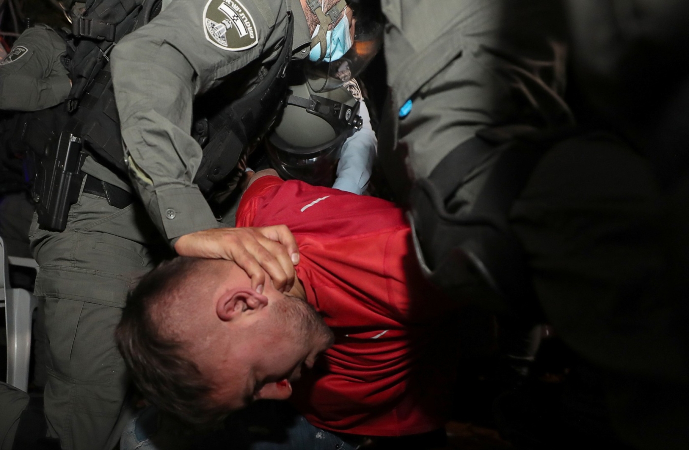 Des policiers israéliens interpellent un manifestant palestinien dans le quartier de Sheikh Jarrah, à Jérusalem-Est occupée, le 5 mai 2021 (AFP)