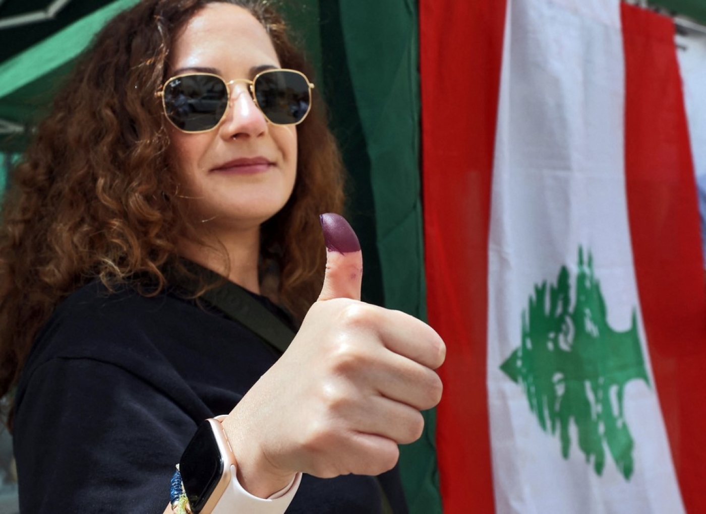 Une Libanaise sort d’un bureau de vote pour les législatives, à l’ambassade libanaise à Riyad, en Arabie saoudite, le 6 mai 2022 (AFP/Fayez Nureldine)