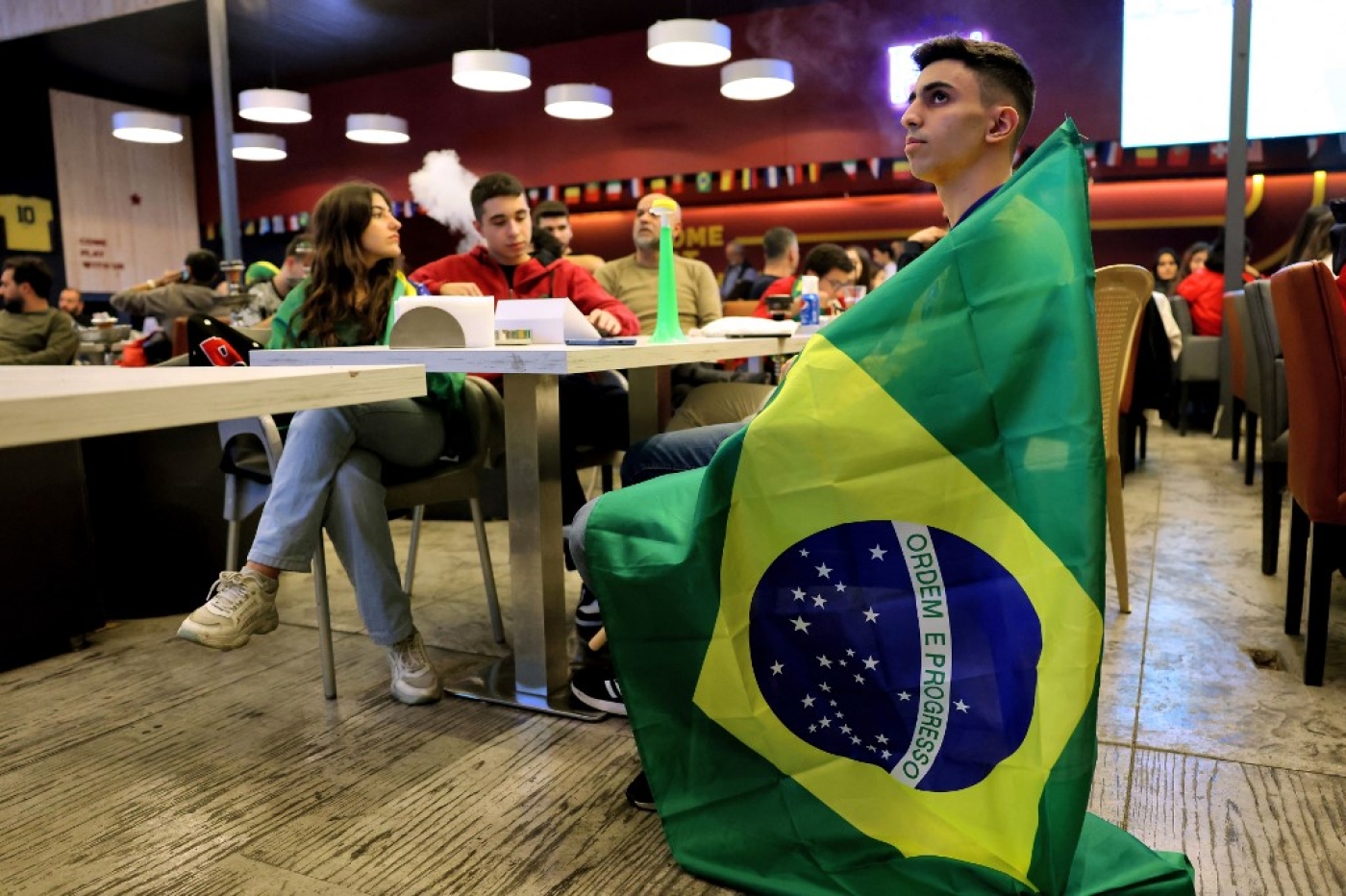 Des Libanais regardent en streaming le match du groupe G entre le Brésil et la Suisse, dans un café-restaurant du quartier de Sabtiyeh, au nord de Beyrouth, le 28 novembre 2022 (AFP/Joseph Eid) 