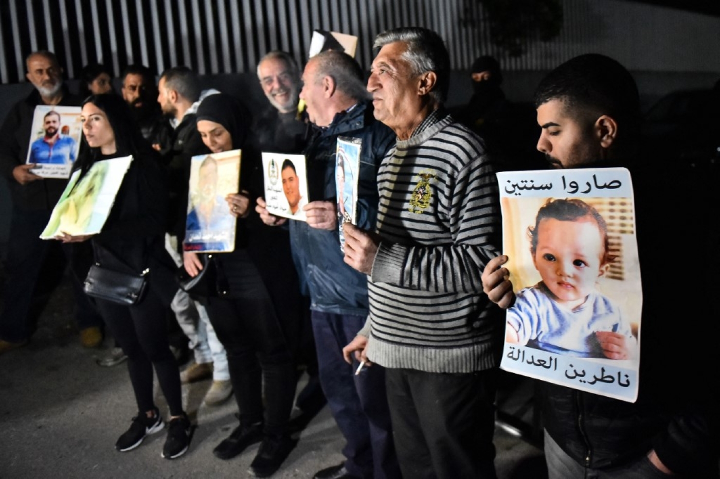 Des proches de victimes de l’explosion du port de Beyrouth manifestent devant la résidence du procureur général Ghassan Oueidat à Baabda, à l’est de la capitale Beyrouth, le 25 janvier 2023 (AFP)