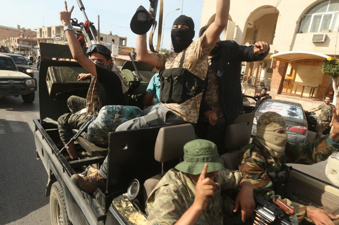 Des combattants fidèles au GNA se réjouissent d’avoir pris le contrôle de la ville côtière libyenne de Sabratha, le 13 avril (AFP)