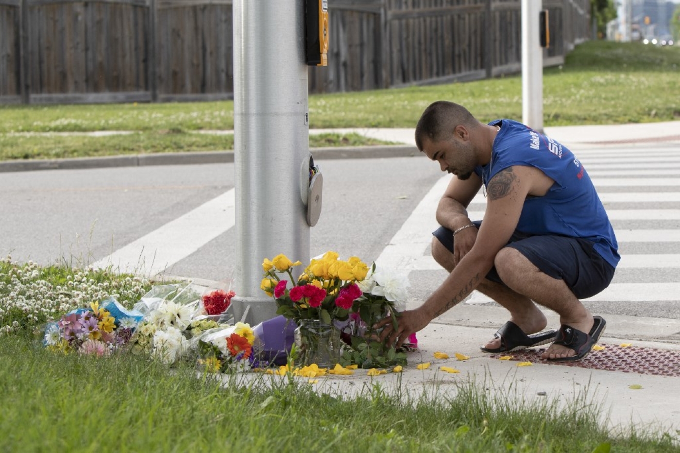 Une personne se recueille là où un homme au volant d’un pickup a tué quatre membres d’une famille musulmane à London (Ontario) au Canada, le 7 juin 2021 (AFP)