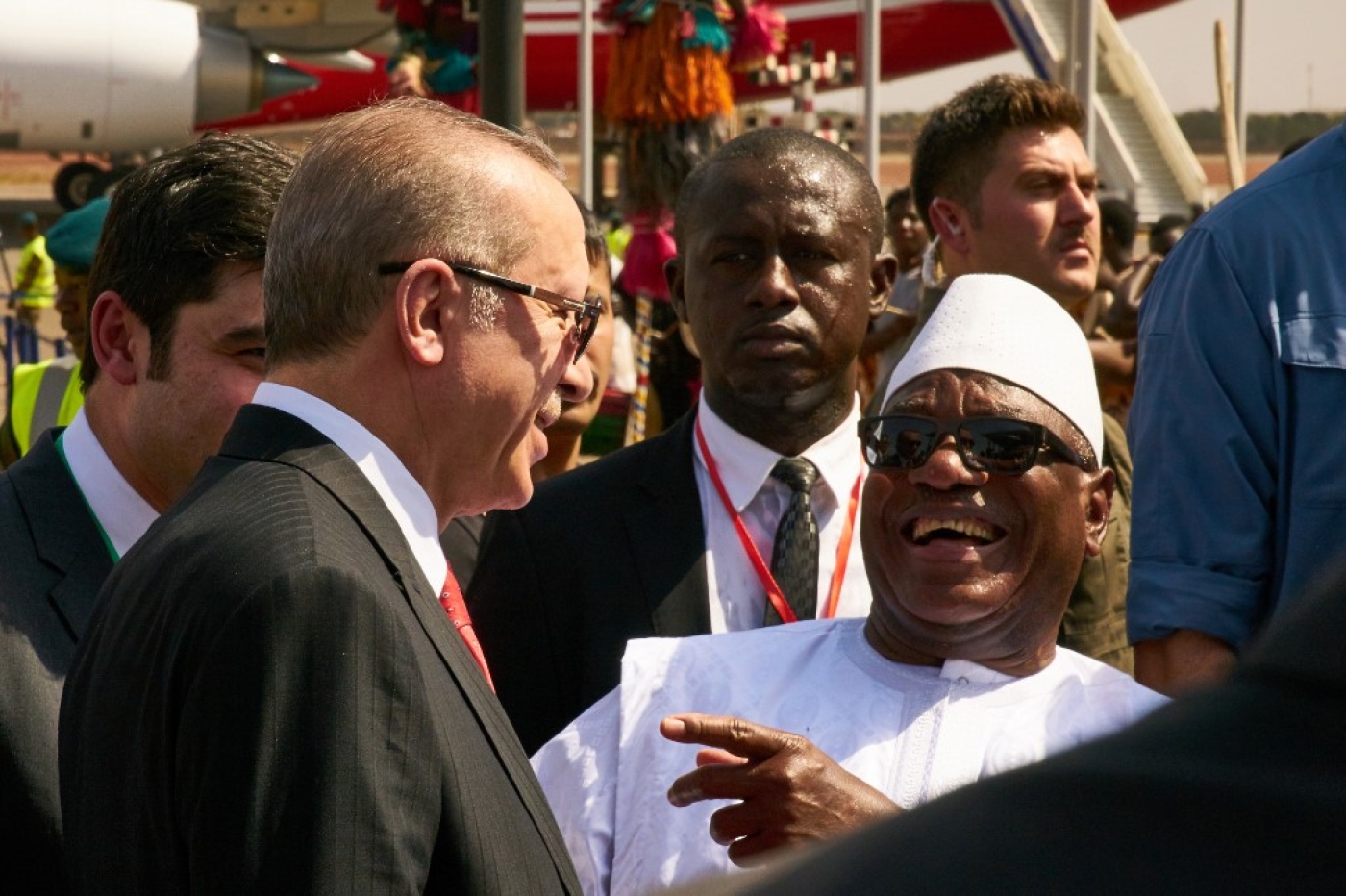 L’ancien président malien Ibrahim Boubacar Keita discute avec le président turc Recep Tayyip Erdoğan à Bamako, en 2018 (AFP)