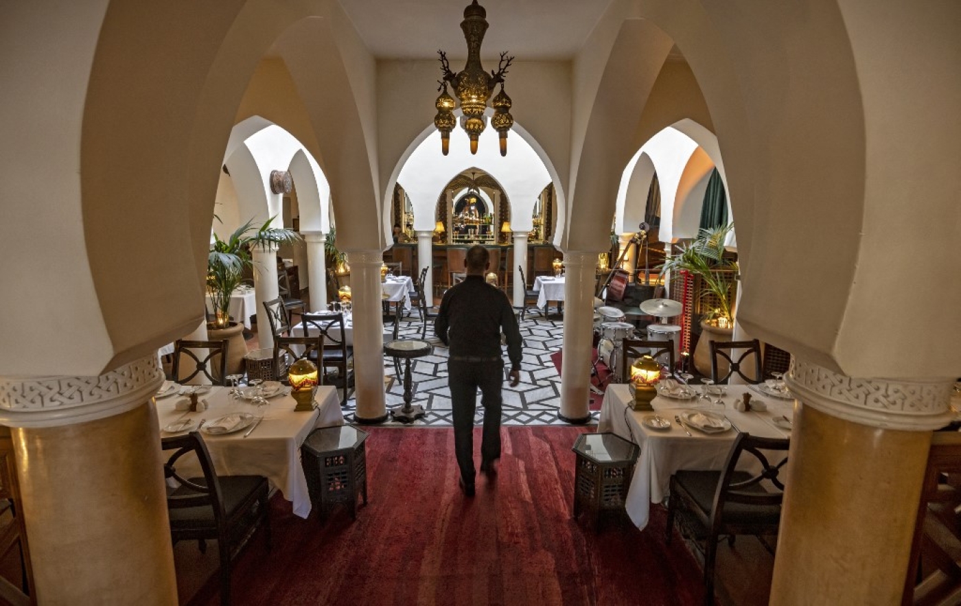 Un homme entre dans le Rick’s Café, un restaurant-bar qui recrée celui du film emblématique Casablanca, dans la ville marocaine du même nom, le 4 novembre 2022 (AFP/Fadel Senna)