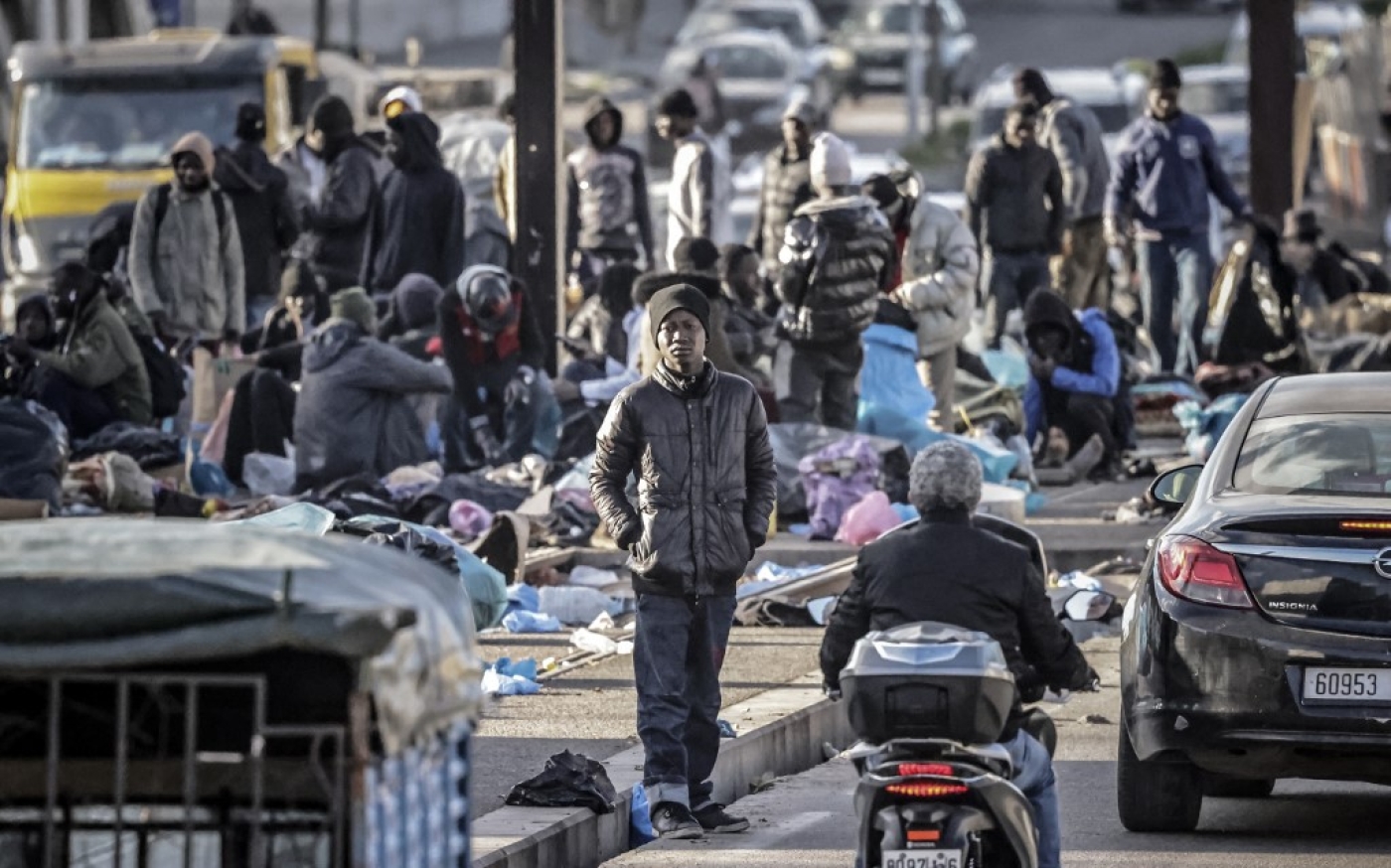Devenu un refuge pour les migrants en raison de sa proximité avec la gare, Oulad Ziane, en périphérie de Casablanca, est le théâtre de tensions récurrentes avec les autorités (AFP/Fadel Senna)