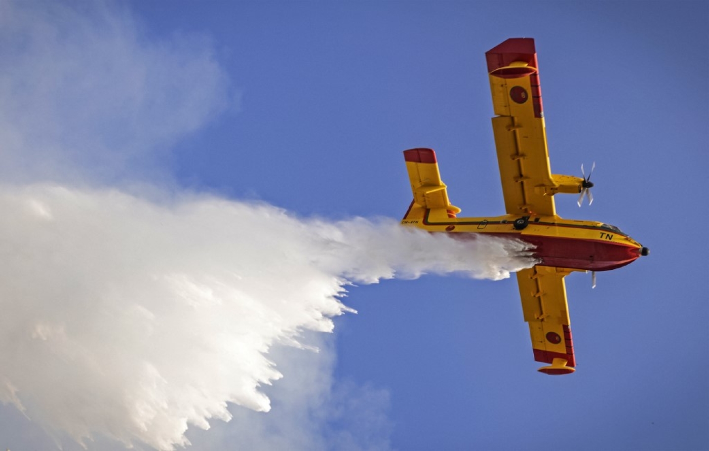 Un Canadair des Forces royales aériennes éteint un feu de forêt dans la région de Chefchaouen, dans le nord-ouest du Maroc, le 17 août 2021 (AFP/Fadel Senna)