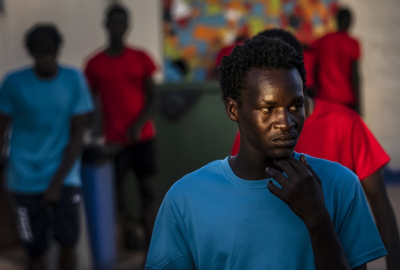 Un migrant soudanais attend dans le centre temporaire pour migrants et demandeurs d’asile de Melilla (AFP/Fadel Senna)