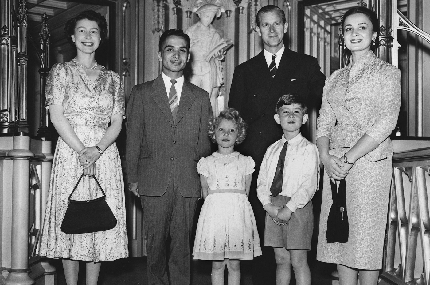 Le roi Hussein de Jordanie (deuxième en partant de la gauche) et son épouse la reine Dina (à droite) en lune de miel en Grande-Bretagne, posent avec la reine Elizabeth II (à gauche), le prince Philip (deuxième en partant de la droite), le prince Charles et la princesse Anne en juin 1955 au château de Windsor (AFP)