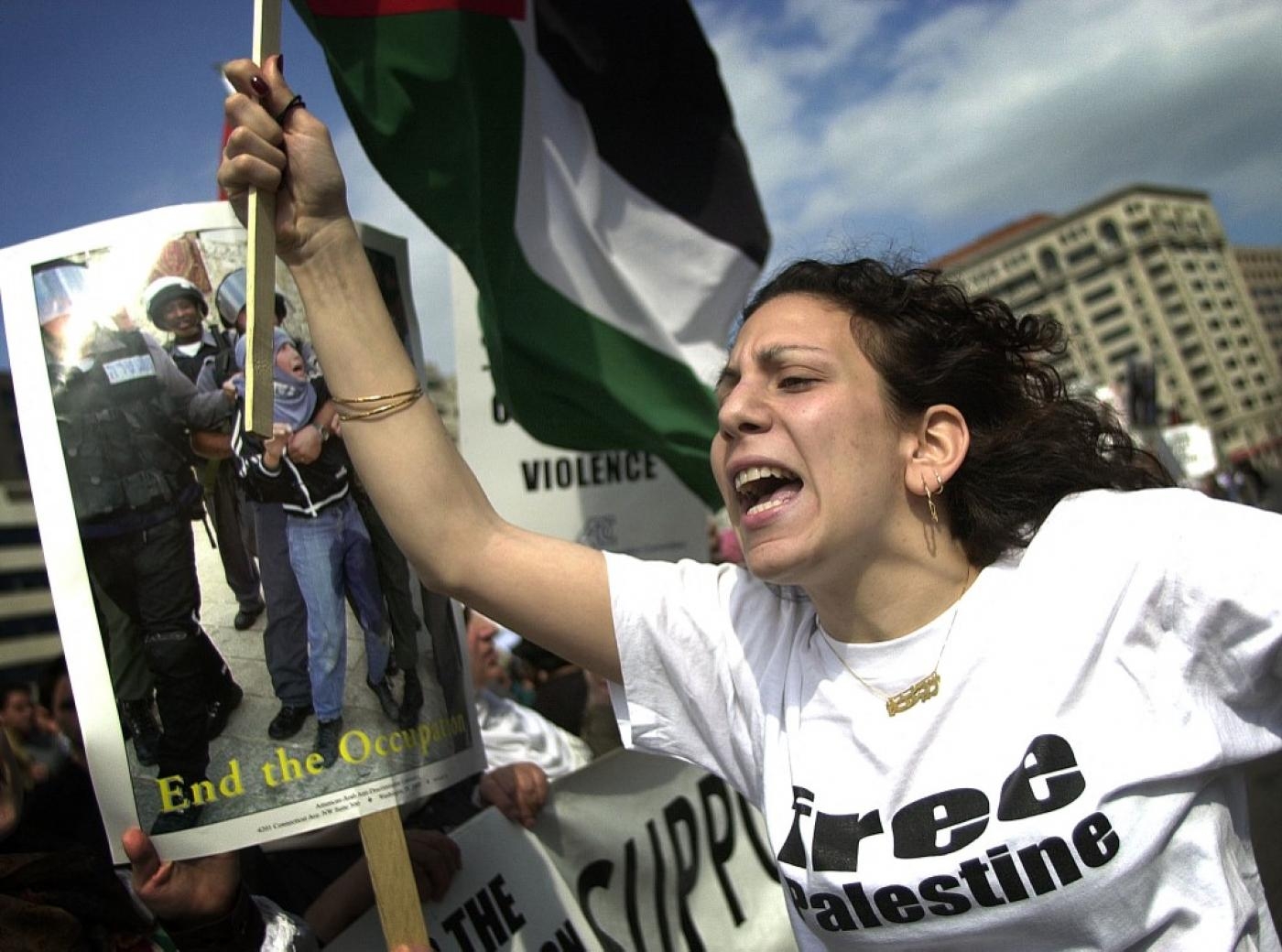Des étudiants manifestent contre l’occupation israélienne à Washington en 2002 (AFP)