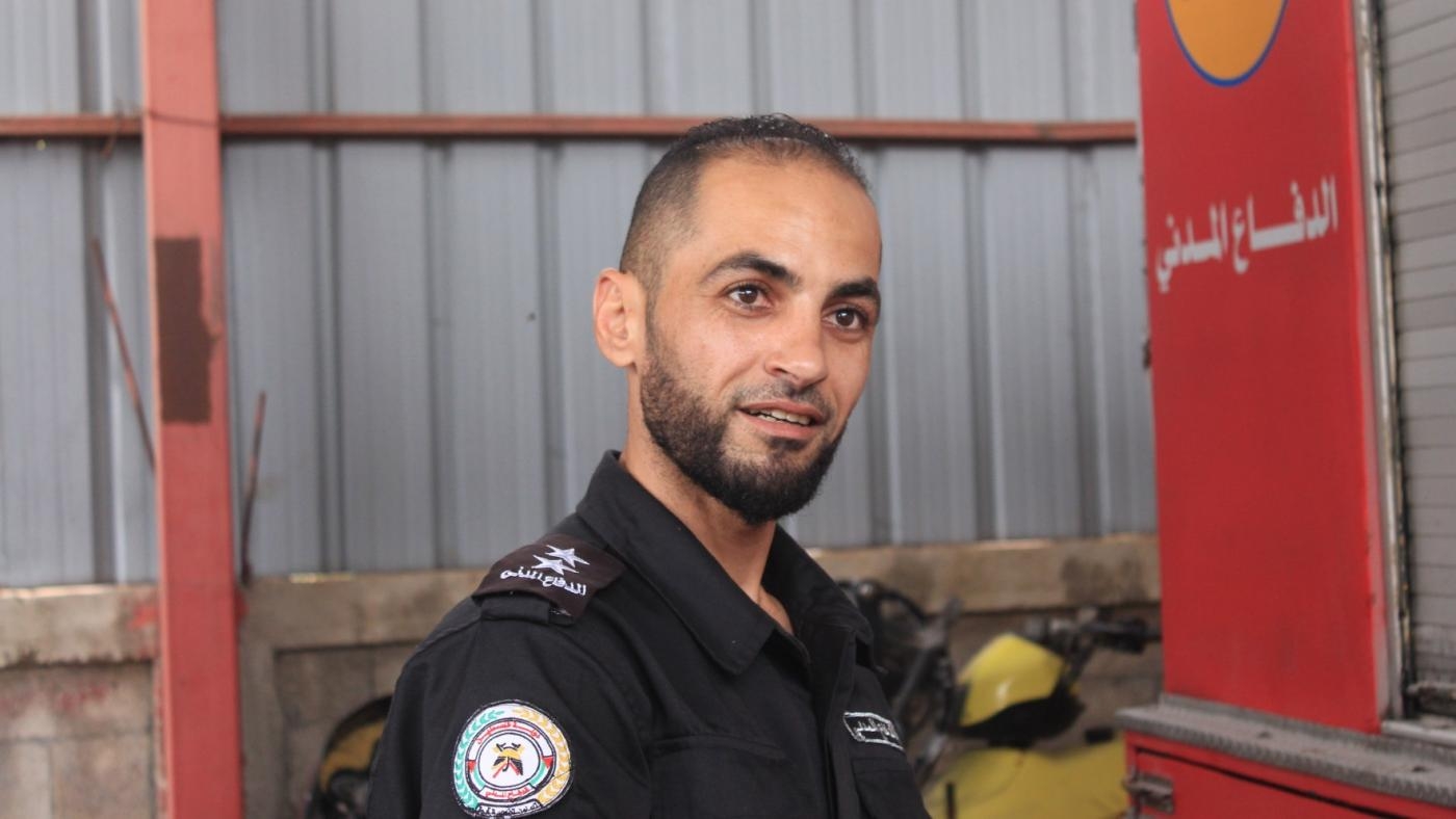 Mostafa Hamdan, photographié le 24 novembre 2022, est membre de la défense civile de Gaza, qui souffre d’un manque de matériel dû au siège israélien (MEE/Ahmed al-Sammak)