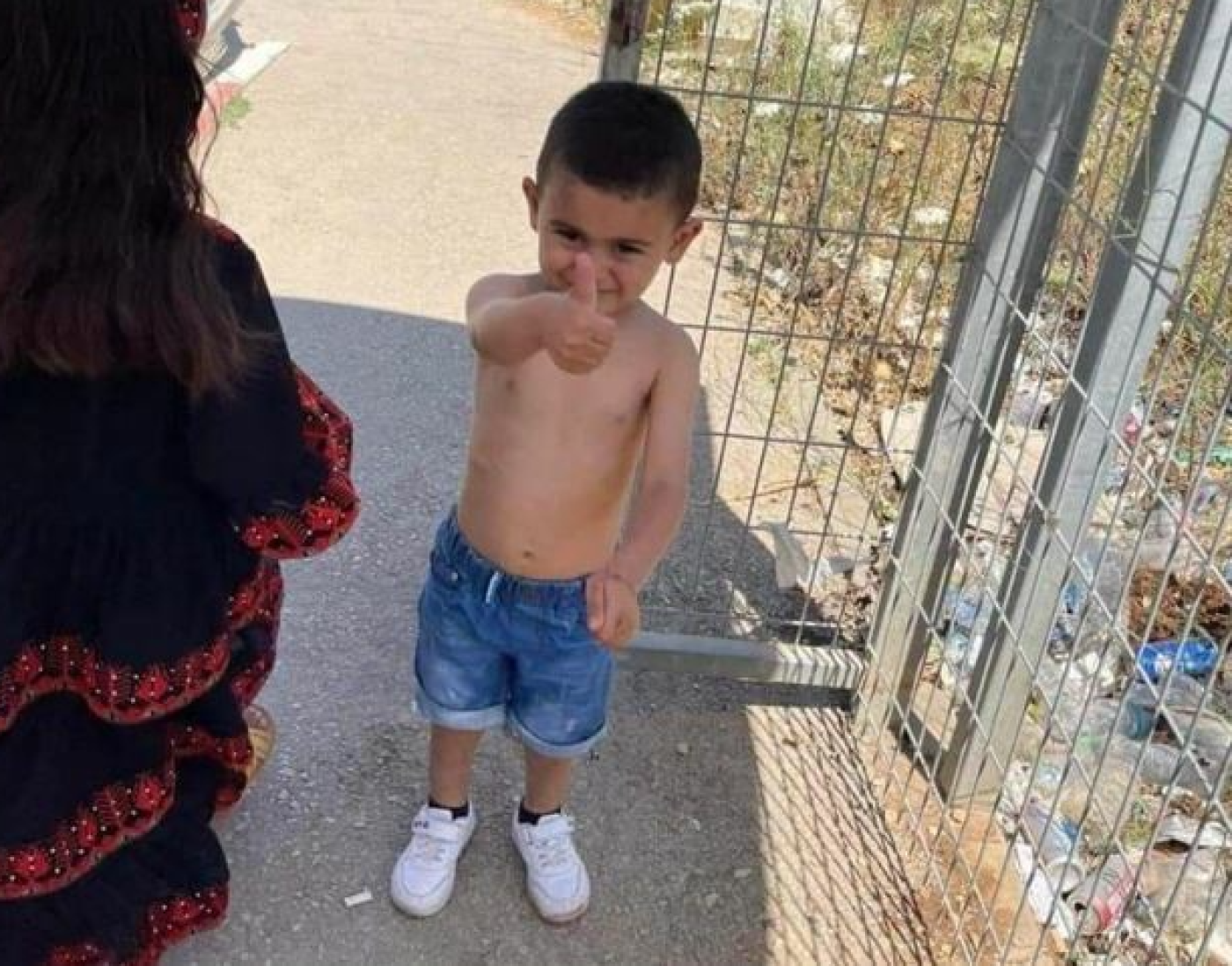 Youcef Qebha, trois ans, a été obligé par des soldats israéliens a enlever son tee-shirt qui porte le dessin du fusil M-16 (Twitter)