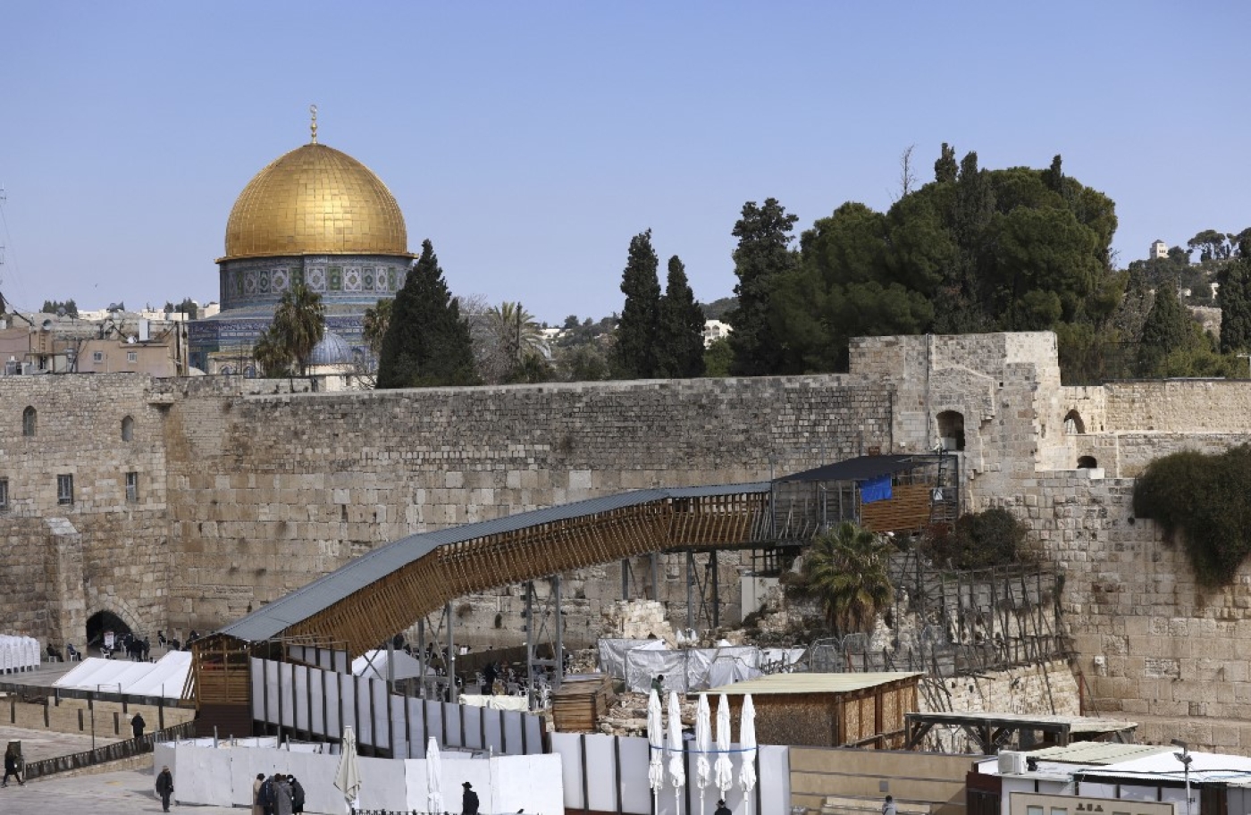 Vue générale du mur occidental, ou mur des Lamentations, à Jérusalem, avec la mosquée du Dôme du Rocher dans le complexe de la mosquée al-Aqsa en arrière-plan (AFP/Ronaldo Schemidt) 