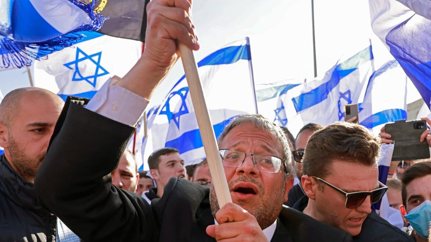 Le législateur israélien d’extrême droite Itamar Ben-Gvir brandit un drapeau israélien sur la place Safra de Jérusalem au début d’une « marche des drapeaux », le 20 avril 2022 (AFP)