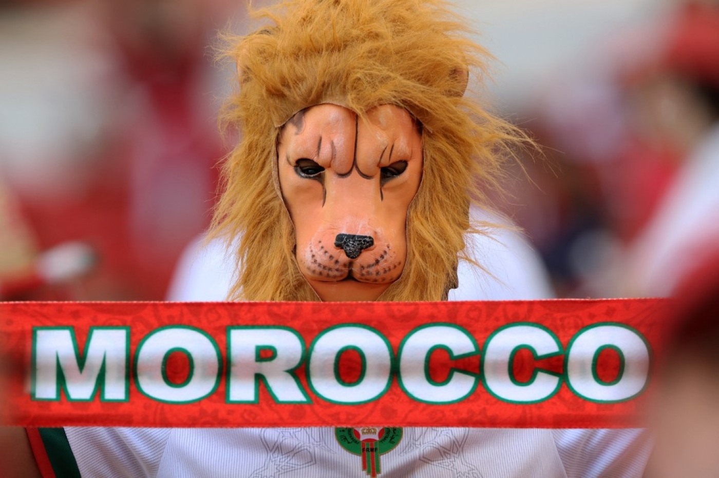 Un supporteur marocain caché derrière un masque de lion alors que l’équipe nationale du Maroc (les Lions de l’Atlas) s’apprête à affronter la Belgique, le 27 novembre 2022 à Doha (AFP/Fadel Senna)