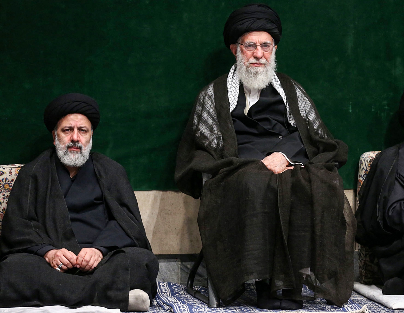 Ebrahim Raïssi (à gauche) a cherché à se présenter comme un véritable partisan et disciple du guide suprême l’ayatollah Ali Khamenei (à droite) (AFP)