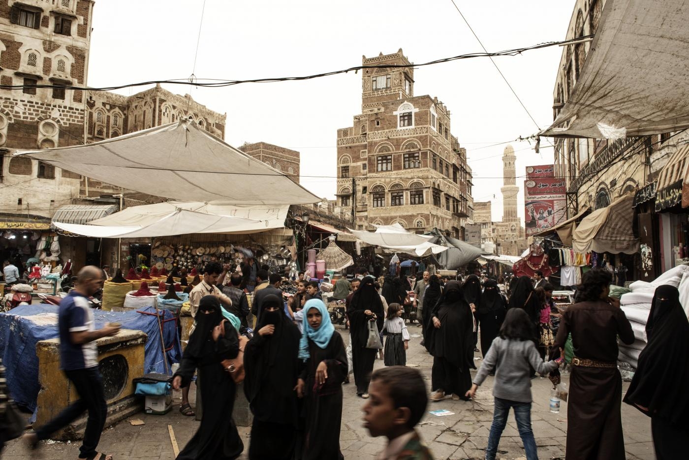 Le vieux souk de Sanaa illustre les contradictions de la guerre au Yémen (MEE/Alessio Romenzi)