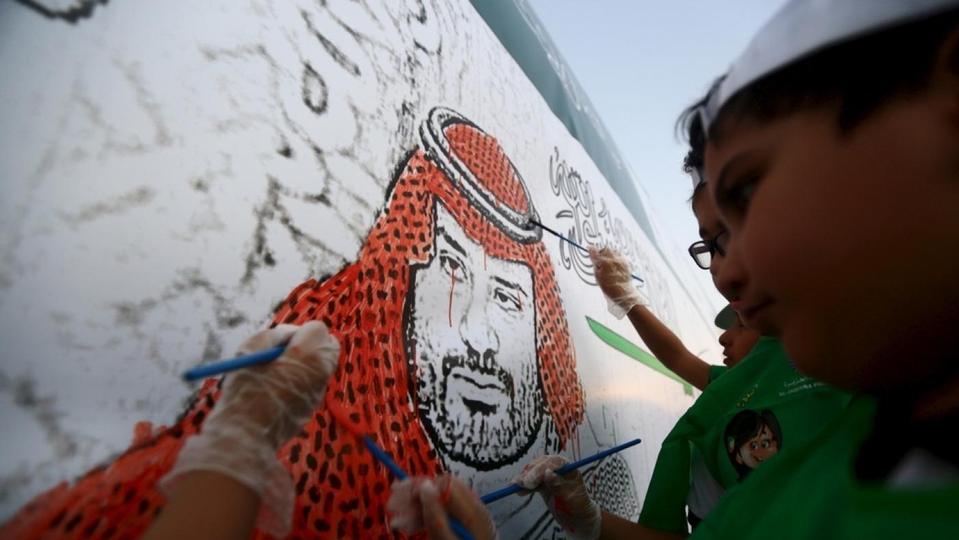 De jeunes saoudiens réalisent une peinture murale représentant le prince héritier saoudien Mohammed ben Salmane lors d’une activité de dessins nationaux à Djeddah, le 29 octobre 2015 (Reuters)