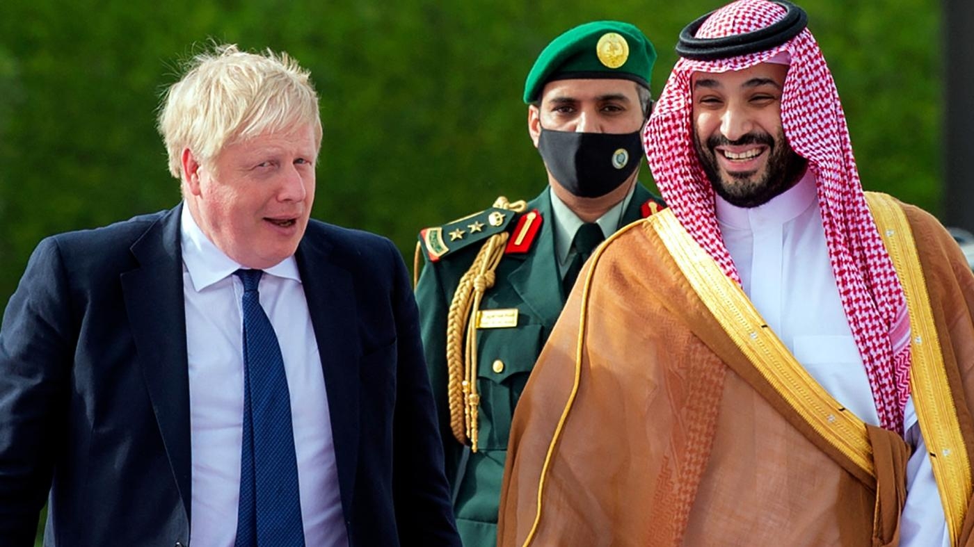 Le prince héritier d’Arabie saoudite Mohammed ben Salmane rencontre le Premier ministre britannique Boris Johnson à Riyad, le 16 mars 2022 (Bandar al-Jaloud/palais royal d’Arabie saoudite/AFP)