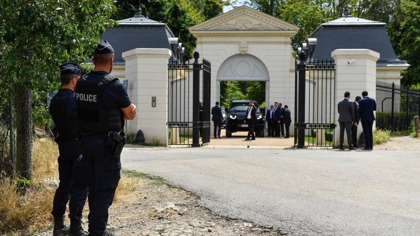 Des policiers français surveillent l’entrée du château Louis XIV, appartenant au prince héritier saoudien Mohammed ben Salmane, à Louveciennes, près de Paris, le 28 juillet 2022 (AFP)