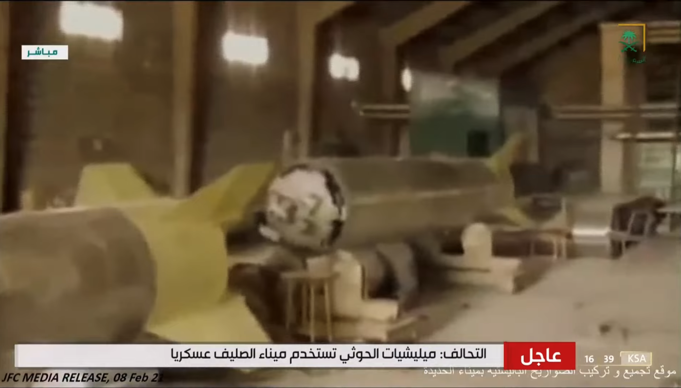 Des images de la conférence de presse de la coalition saoudienne du 8 janvier 2022, qui montreraient des preuves de « missiles balistiques » dans la ville portuaire yéménite de Hodeïda (capture d’écran/chaîne YouTube d’Al-Saudiya)