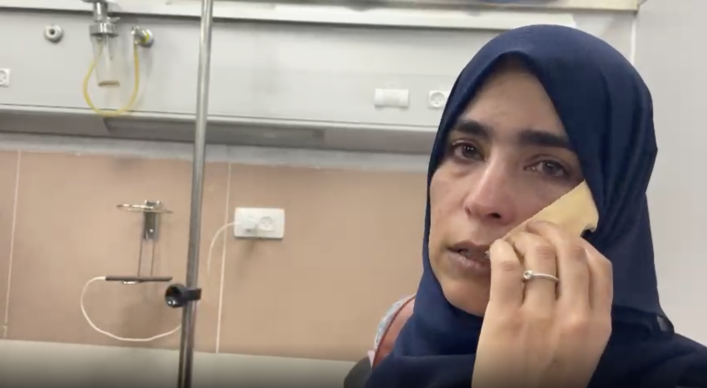 La journaliste de MEE Shatha Hammad est soignée dans un hôpital de Ramallah, le 26 juin 2021 (Faten Elwan/capture d’écran)