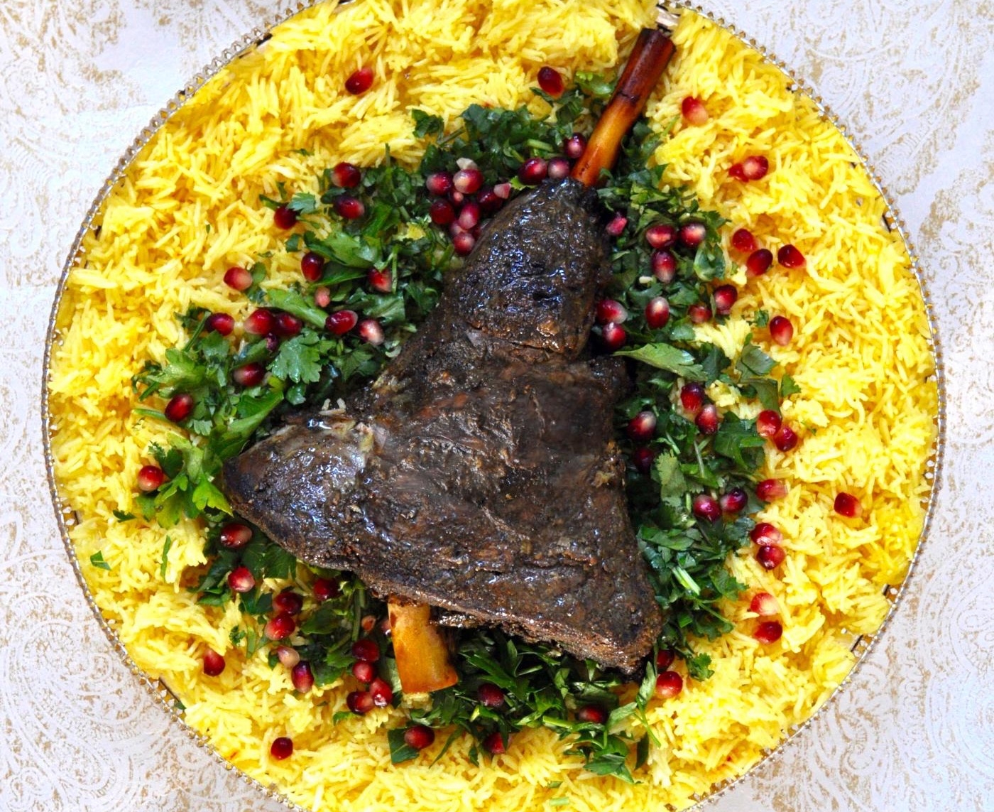 Le shuwa est idéalement servi avec du riz épicé ou au safran et une salade à base de yaourt (@dinewithdina / Instagram)